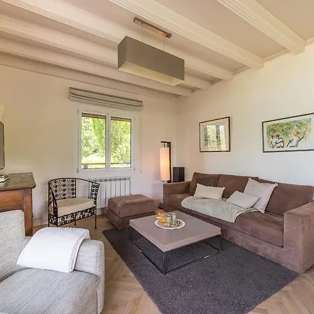 De Charme: Lakefront Retreat With Private Pontoon Holiday home