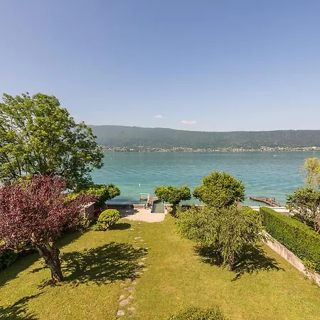De Charme: Lakefront Retreat With Private Pontoon Holiday home