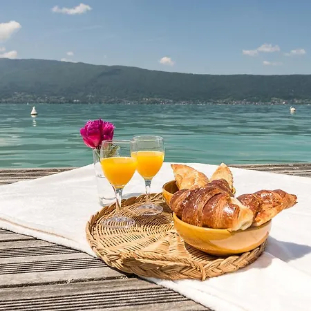 De Charme: Lakefront Retreat With Private Pontoon Holiday home *