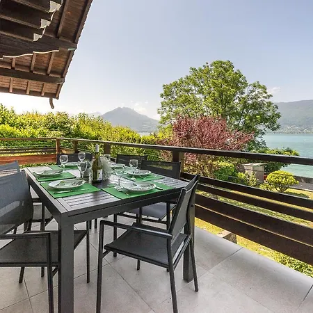 De Charme: Lakefront Retreat With Private Pontoon Veyrier-du-Lac
