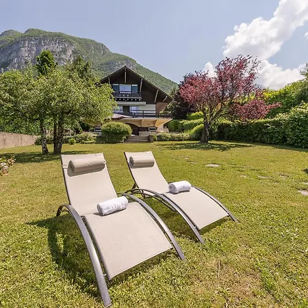 De Charme: Lakefront Retreat With Private Pontoon Holiday home *