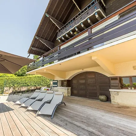 De Charme: Lakefront Retreat With Private Pontoon Holiday home