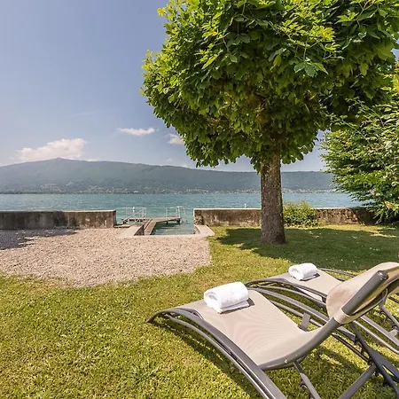 Holiday home De Charme: Lakefront Retreat With Private Pontoon Veyrier-du-Lac