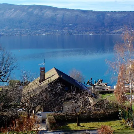 De Charme: Lakefront Retreat With Private Pontoon Holiday home *