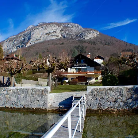 Holiday home De Charme: Lakefront Retreat With Private Pontoon *