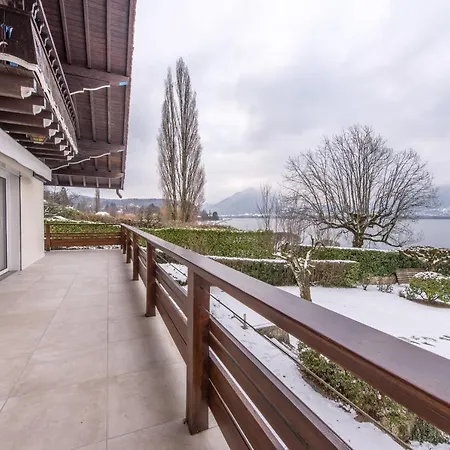 De Charme: Lakefront Retreat With Private Pontoon Holiday home Veyrier-du-Lac